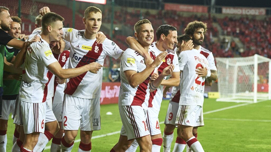 Początek derbów o godz. 12.40. Grali już wcześniej