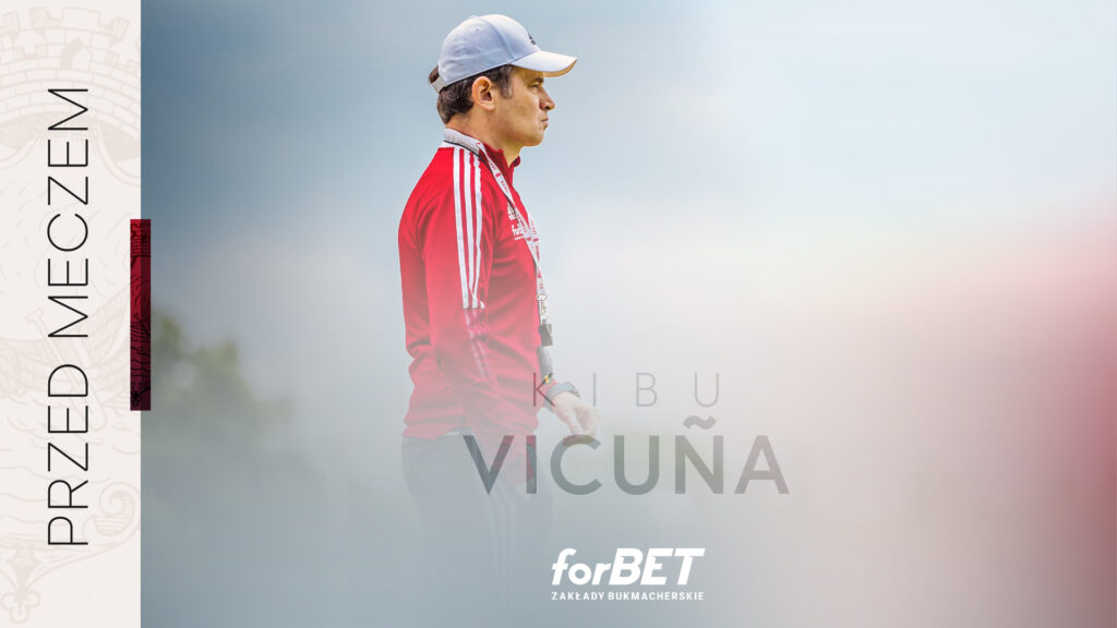 Kibu Vicuña przed Puszczą Niepołomice