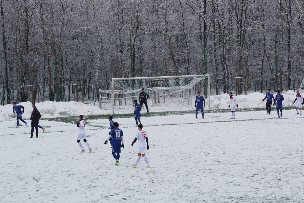 Sparingowa batalia na śniegu dla ŁKS-u. Wygrana 2:1 z Polonią Środa Wlkp.