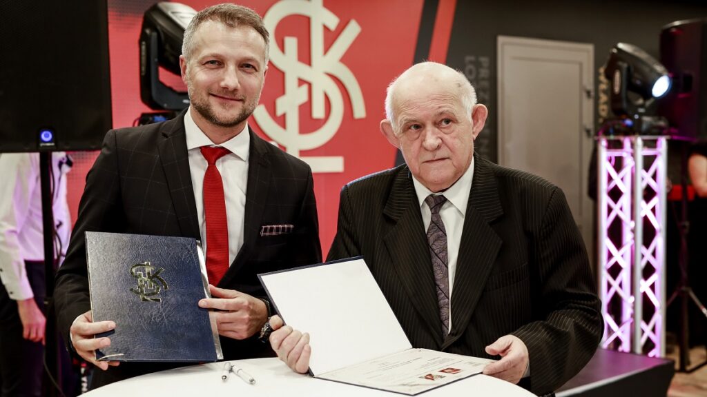 Sztandar ŁKS trafił do Strefy Skybox przy al. Unii 2