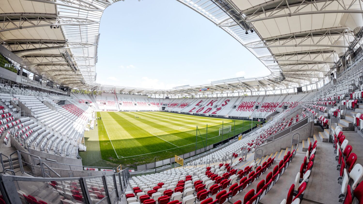 90 grup, 2500 dzieci i młodzieży | Wycieczki po stadionie Króla