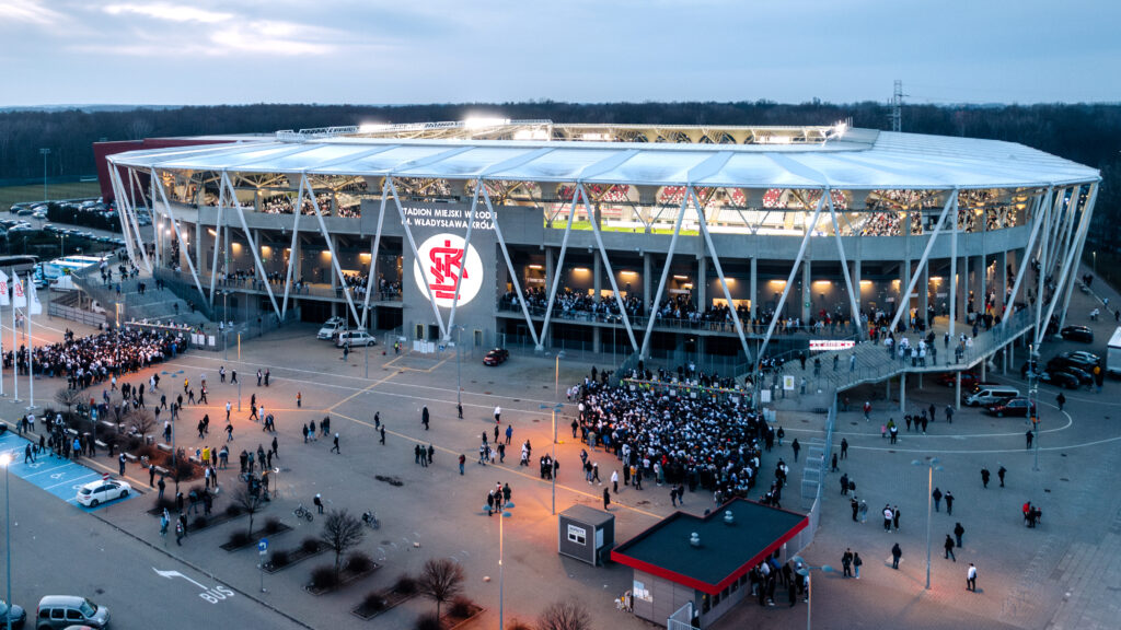 Okładka artykułu - Wiosna 2026: strategia, która zaczyna się od doświadczenia kibica