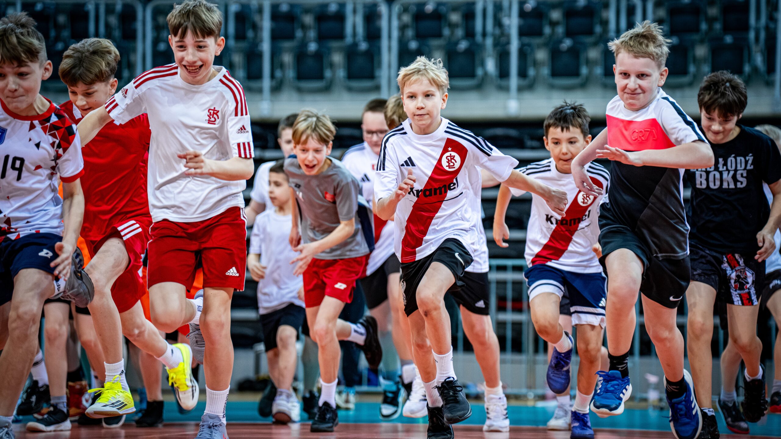 Okładka artykułu - Ruch, uśmiech i sportowa ciekawość. Wielka wielosekcyjna lekcja WF z ŁKS